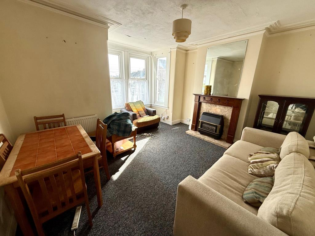 Lot: 107 - VACANT PROPERTY ARRANGED AS TWO FLATS - First floor living room